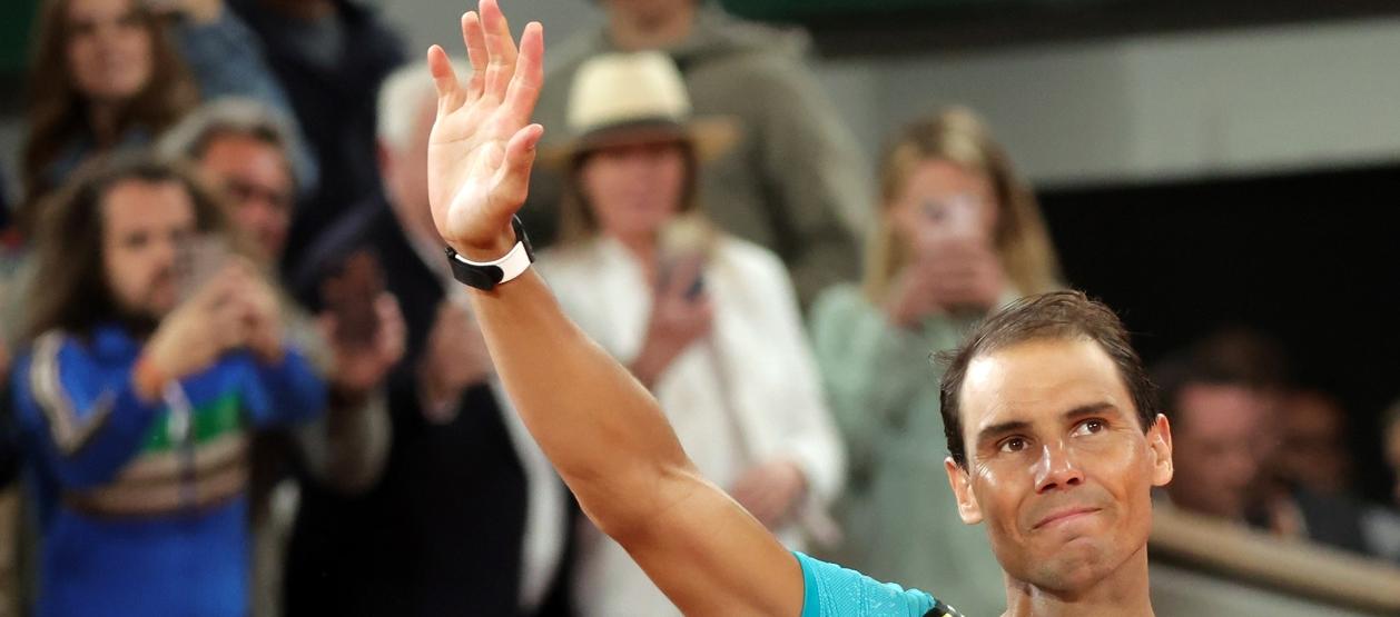 Rafel Nadal se despide del público tras su derrota ante Zverev. 