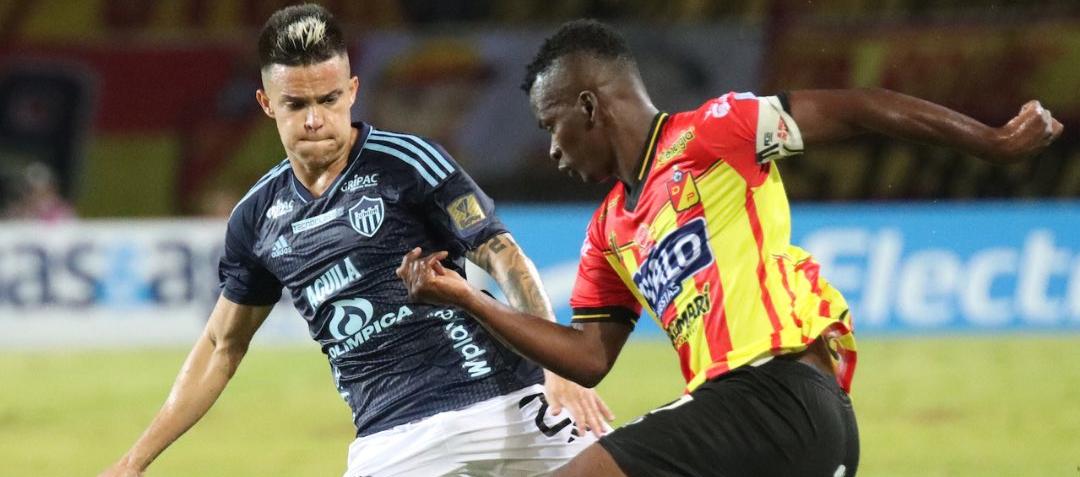 Carlos Darwin Quintero intenta eludir a Wálmer Pacheco. 