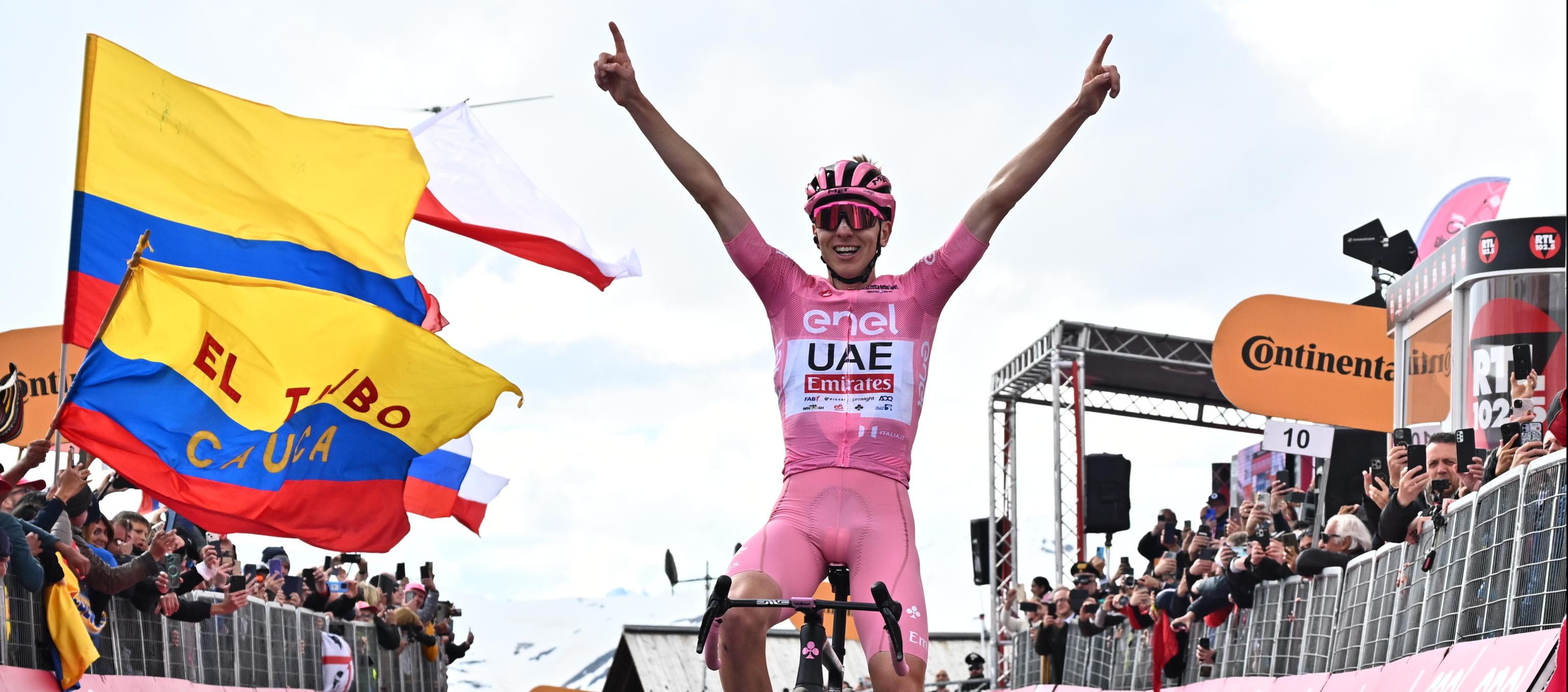 Con el fondo de banderas colombianas, Tadej Pogacar celebra su triunfo en Livigno. 