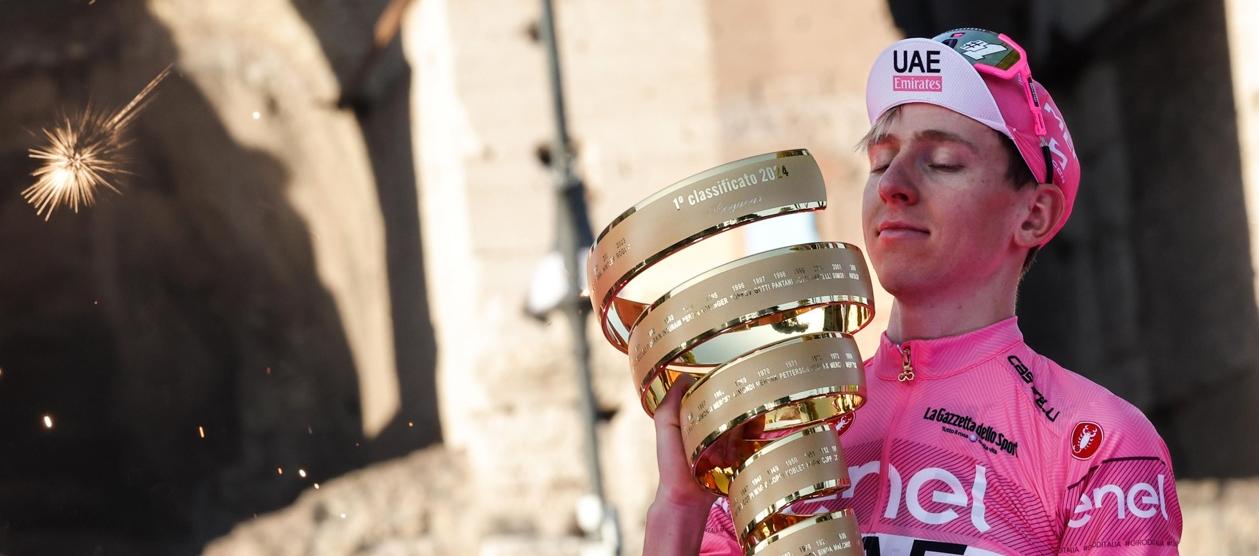 Tadej Pogacar con el trofeo de campeón del Giro de Italia 2024.