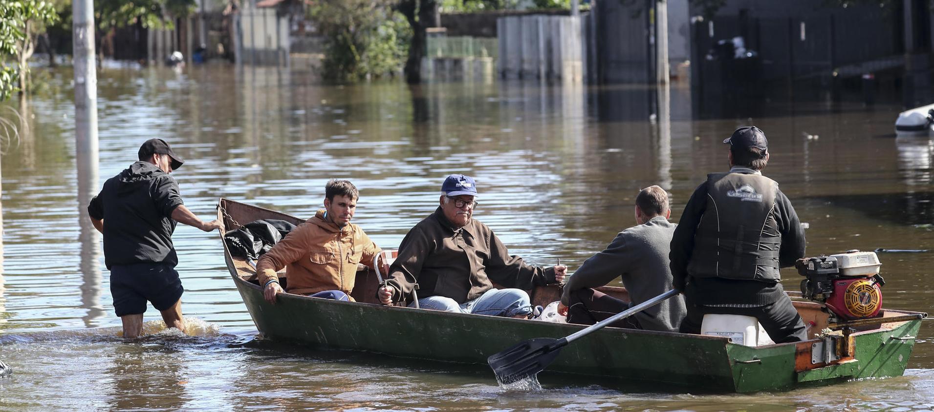 Rescatistas navegan en una inundación en el río Gravataí, en el barrio de Matias Velho, en Porto Alegre.