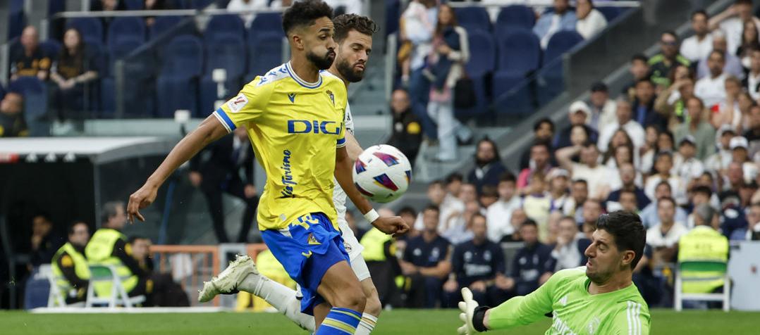 Thibaut Courtois salvó al Real Madrid de esta acción gol de Chris Ramos. 