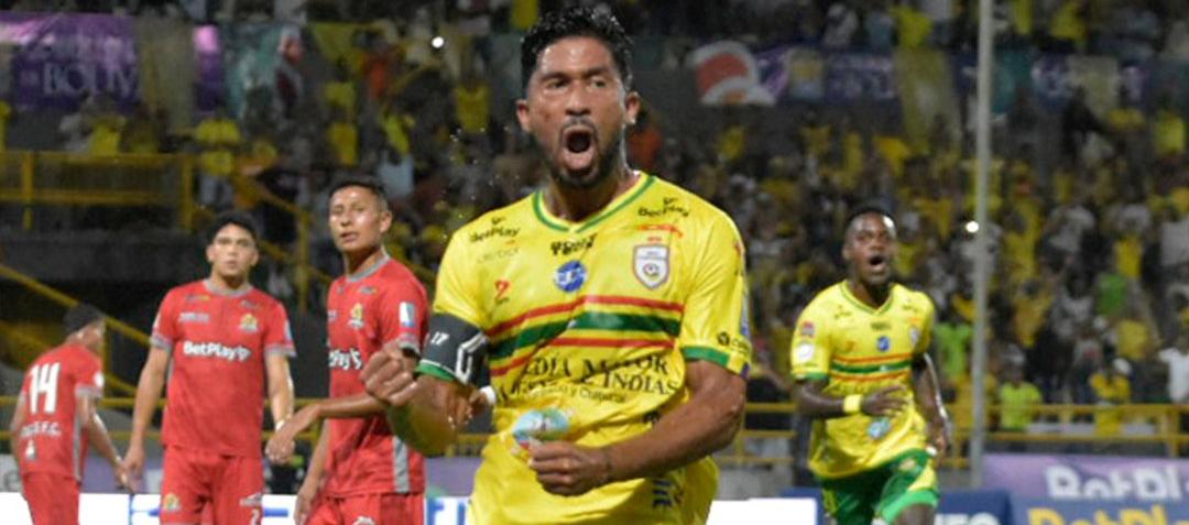 Christian Marrugo festeja tras marcar, de pena máxima, el gol de la victoria del Real Cartagena.  