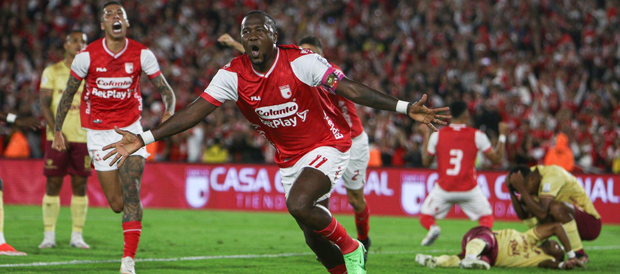 Hugo Rodallega celebra el gol con el cual le dio el triunfo a Santa Fe sobre Tolima. 