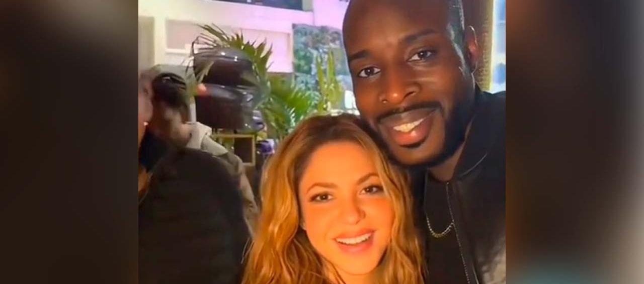 Shakira junto a un fanático.