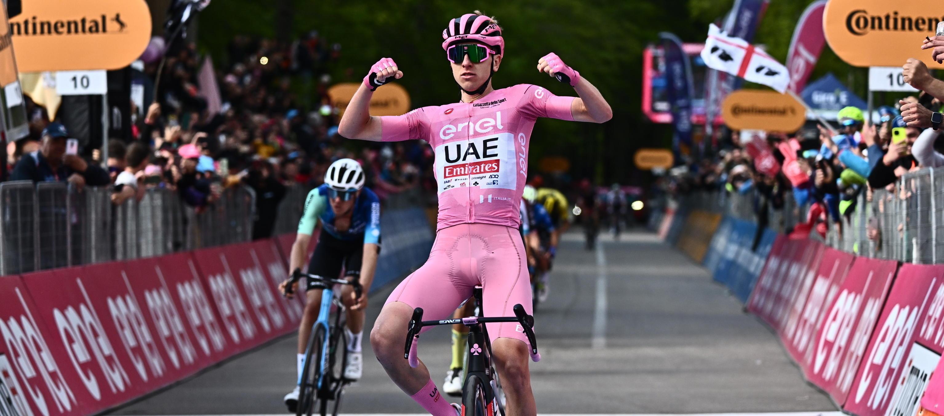 Tadej Pogacar cruza la meta en Prati di Tivo, donde concluyó la octava etapa. 