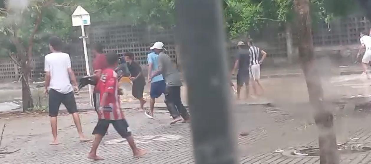 Enfrentamiento a piedras entre jóvenes. 