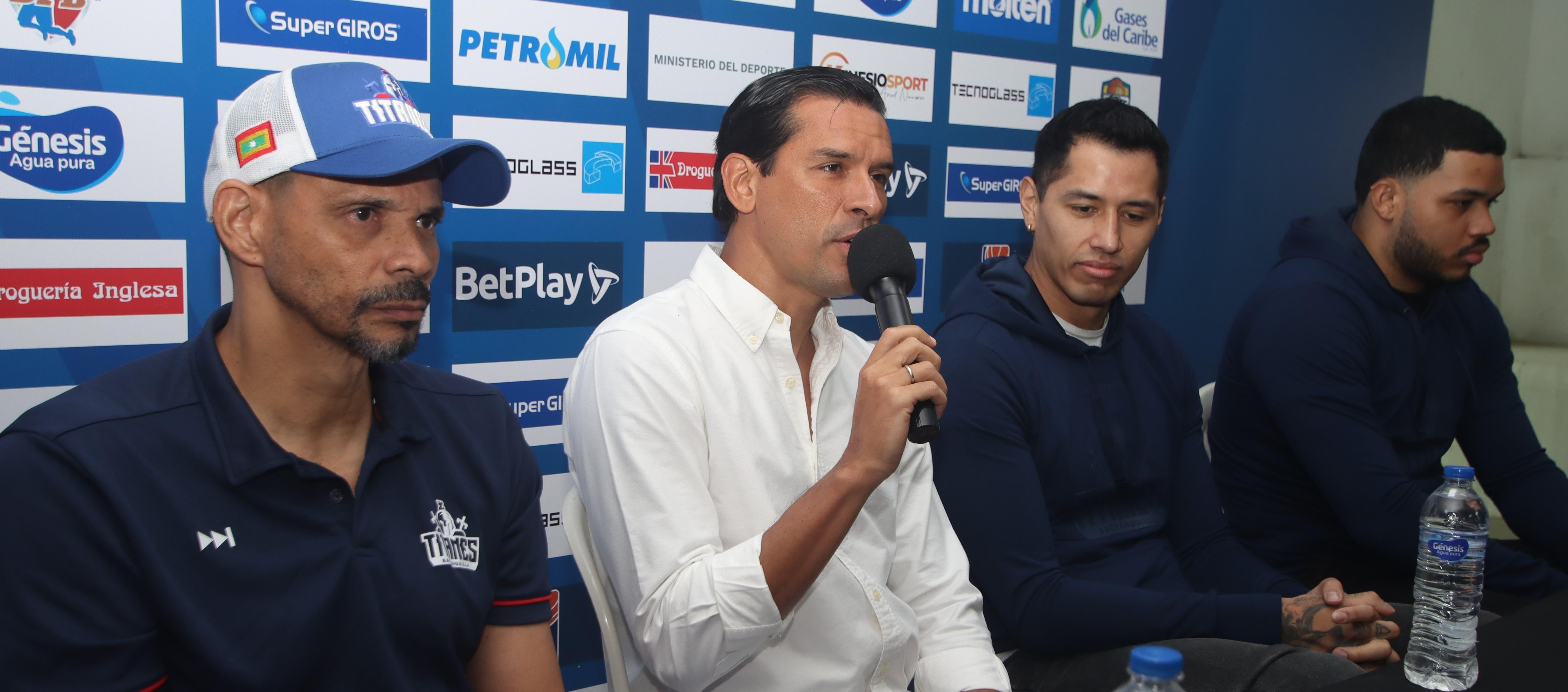 El presidente de Titanes, Alberto Caparroso, acompañado de Tomás Díaz, Fabián Jaimes y Soren De Luque. 
