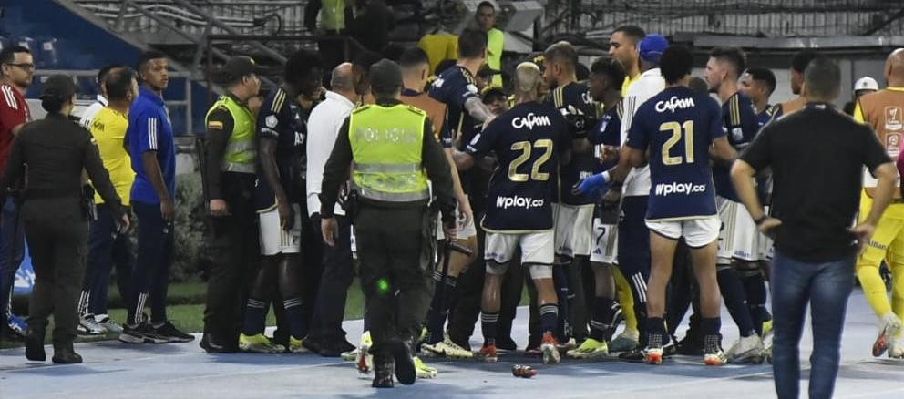 Los jugadores de Millonarios se le fueron encima al encargado de logística que le llamó la atención a Santiago Giordana.