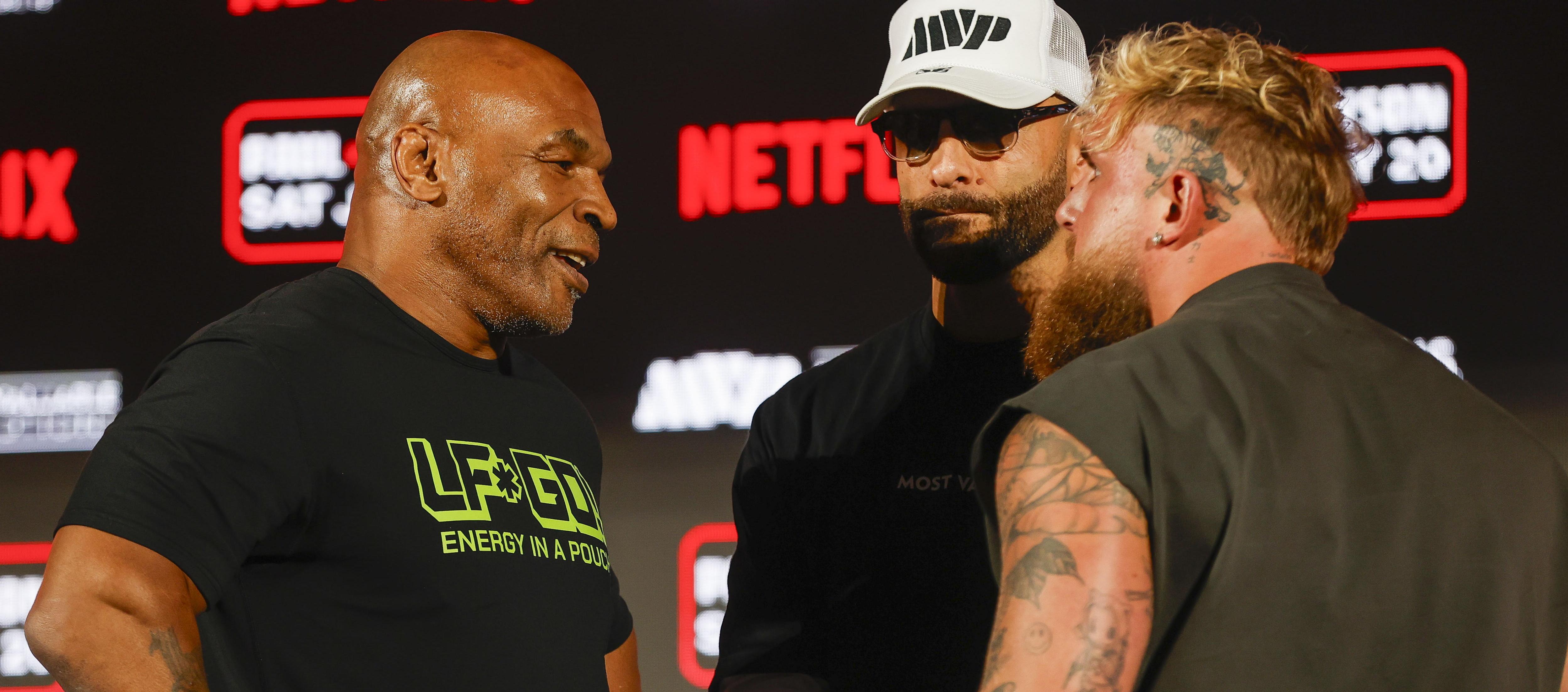 Mike Tyson con Jake Paul durante un evento promocional de su combate. 