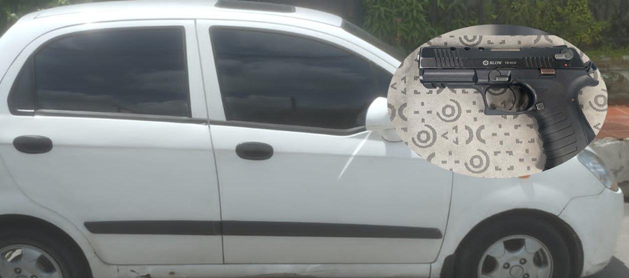 Vehículo y arma de fuego incautada. 