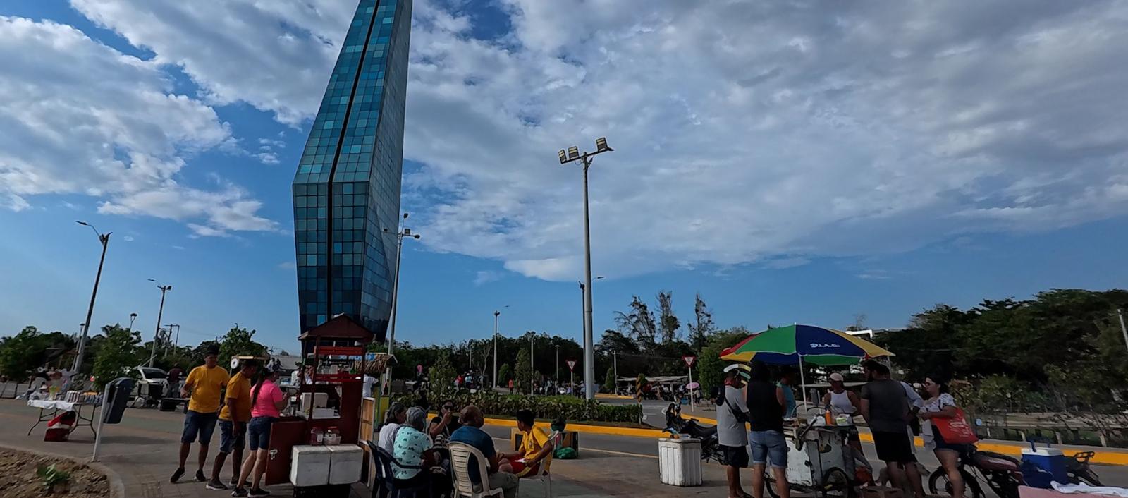 El caos y el desorden en los alrededores del faro más grande de América Latina es palpable en esta imagen. 