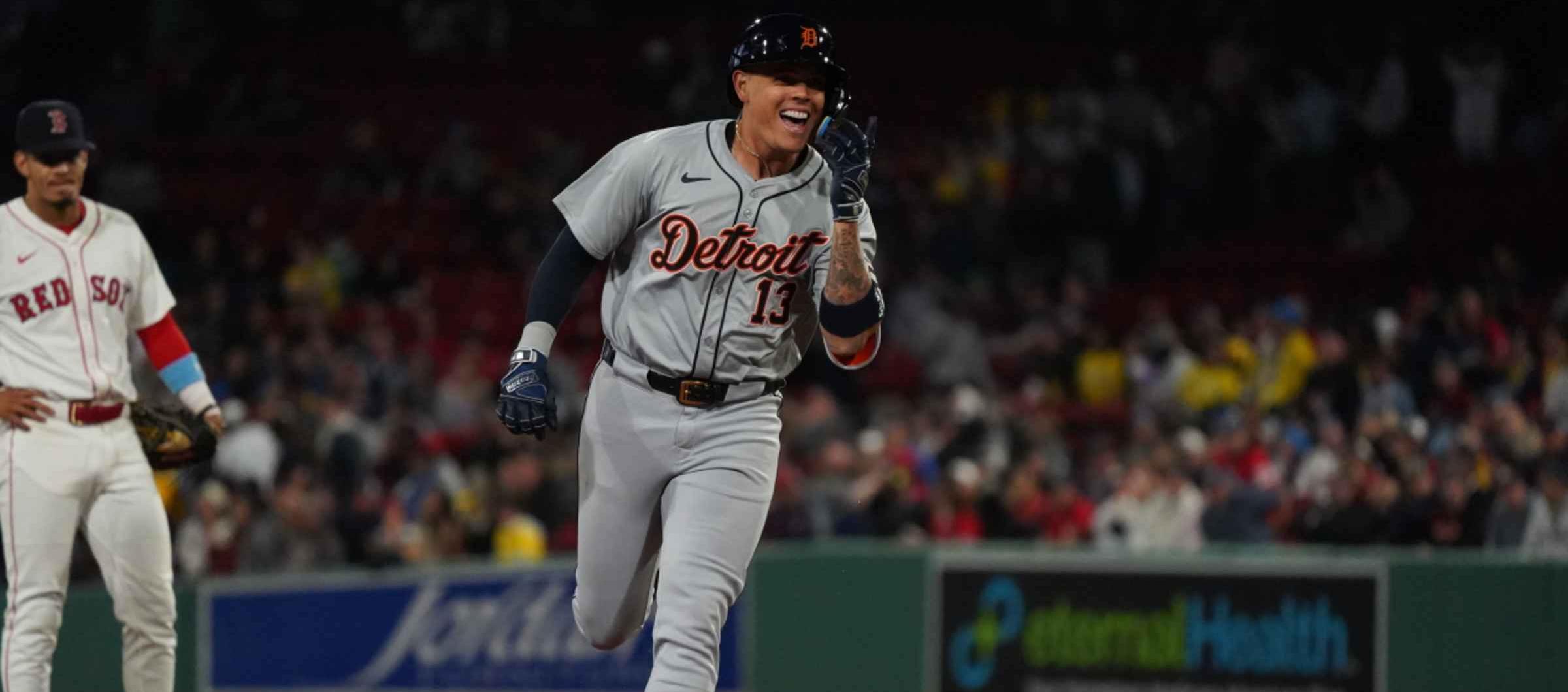 Gio Urshela en el recorrido de las bases tras conectar jonrón en el octavo inning.