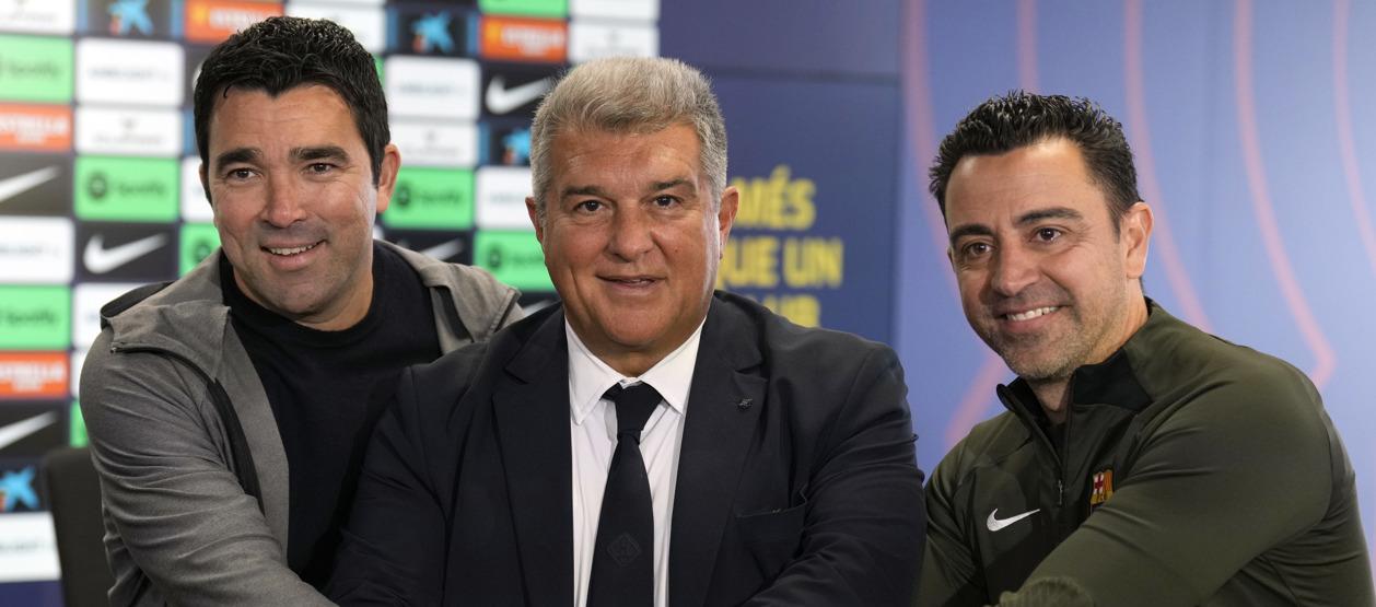 Xavi Hernández, con Deco y Joan Laporta, el pasado 24 de abril, cuando fue ratificado como entrenador del Barça.