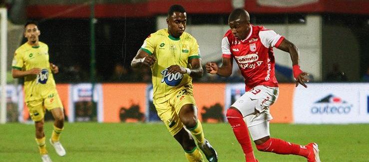 Francisco Chaverra, de Santa Fe, disputa la pelota con Fabry Castro. 