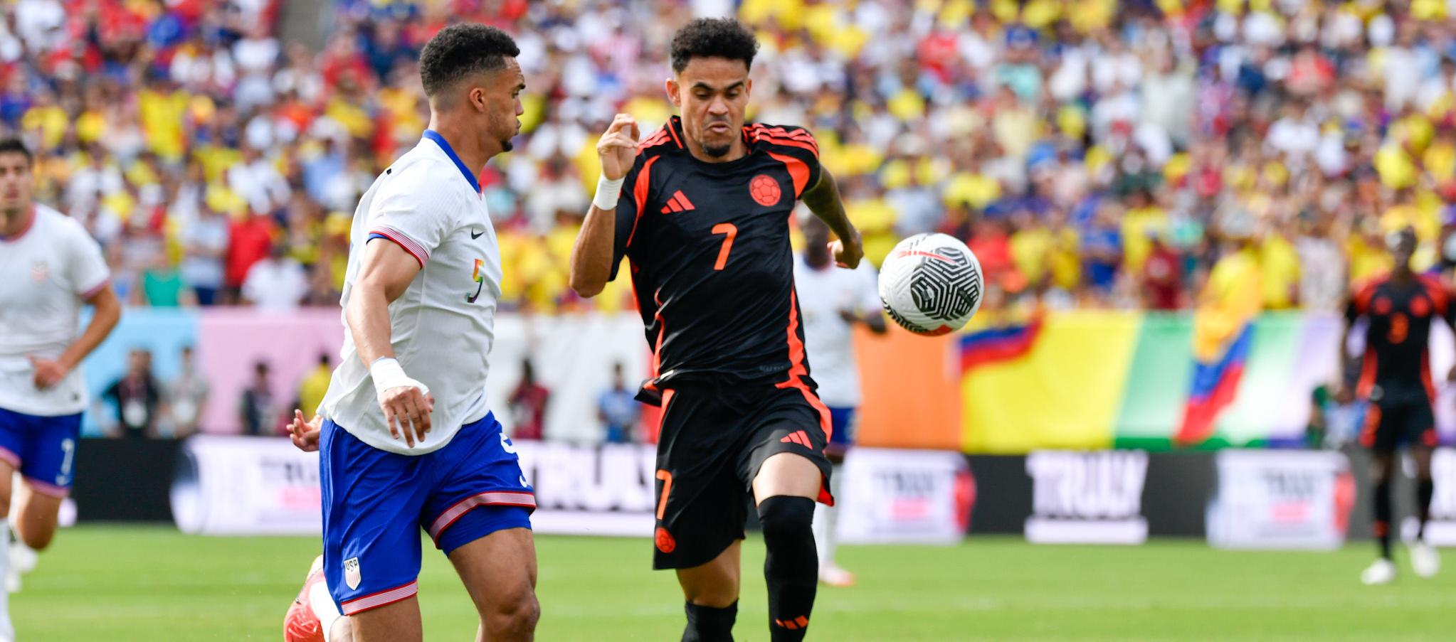Luis Díaz avanza con la pelota con la marca de Antonee Robinson.