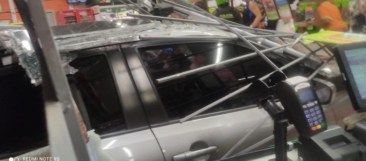 Vehículo chocó contra supermercado