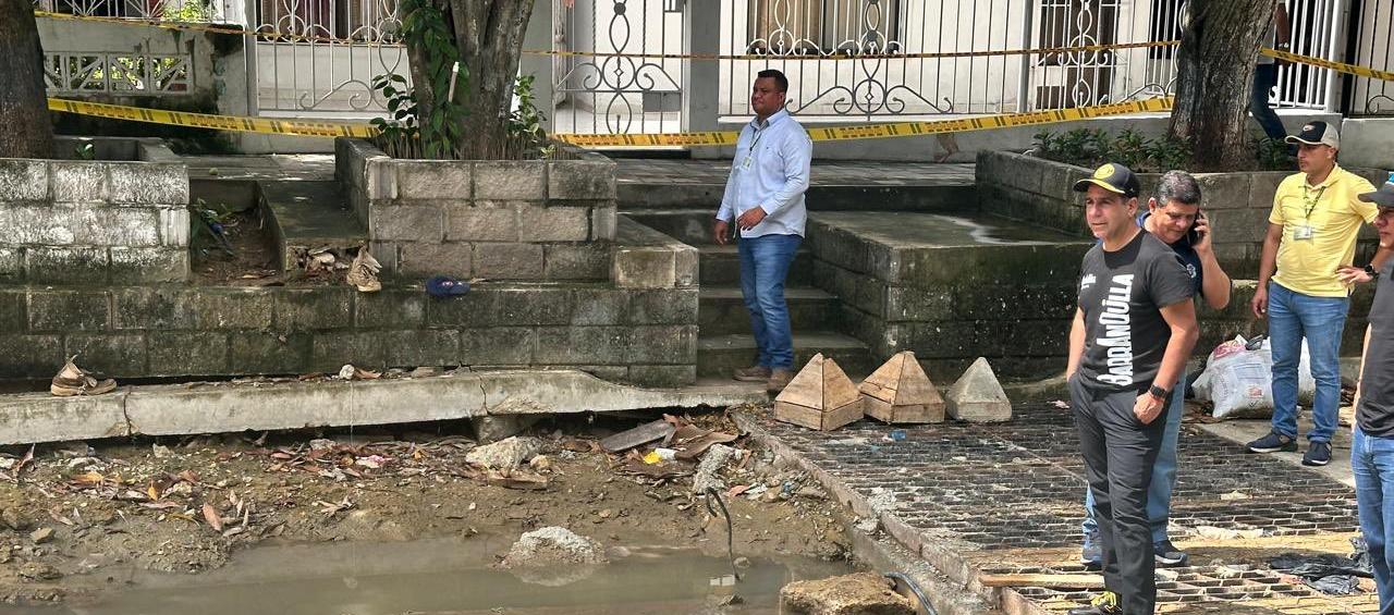 Alcalde Alejandro Char supervisando canalización de arroyo.