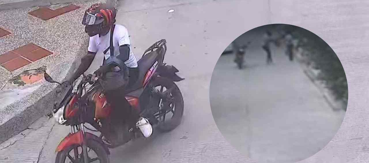 El atracador se moviliza en una moto roja.