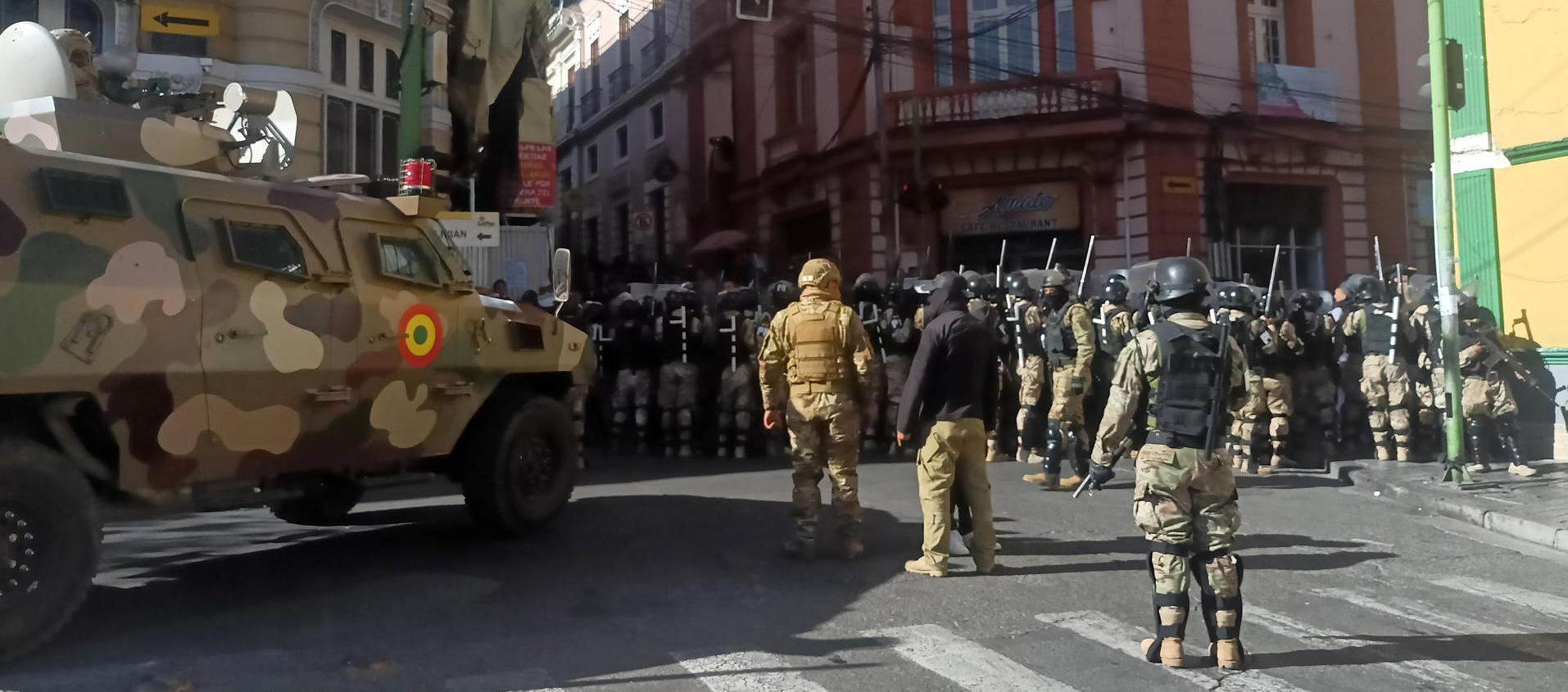  Militares hacen presencia con tanques frente a la sede del Gobierno de Bolivia.