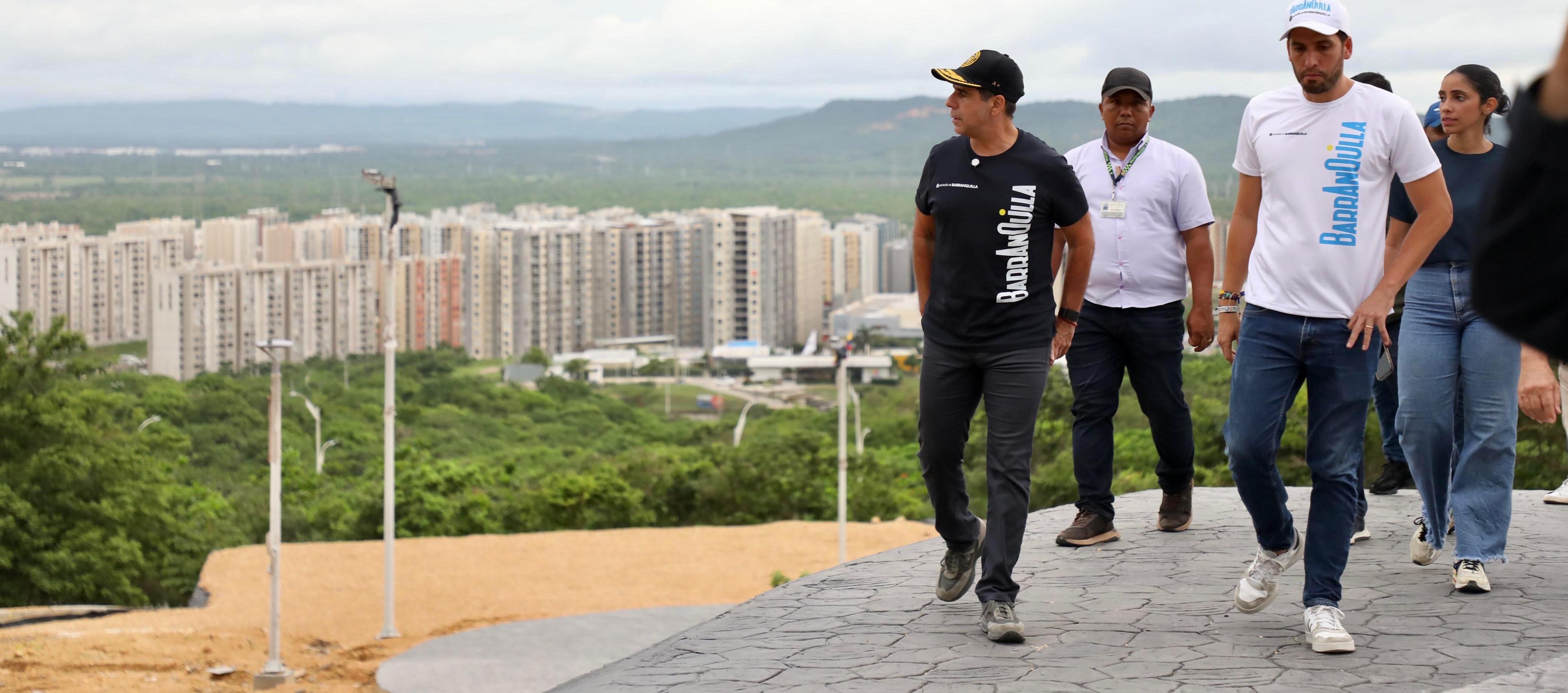 El Alcalde Alex Char inspeccionando la obra.