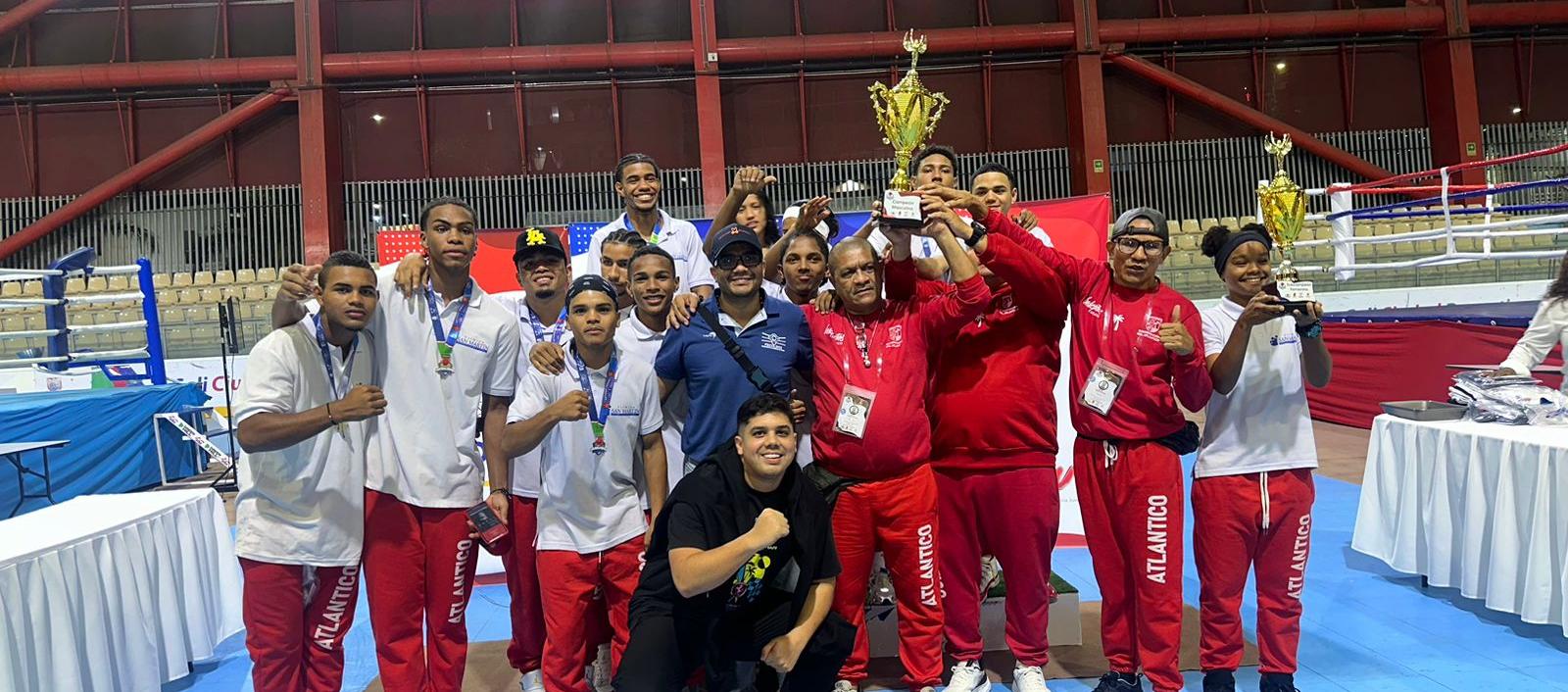 Delegación del Atlántico celebrando su título.