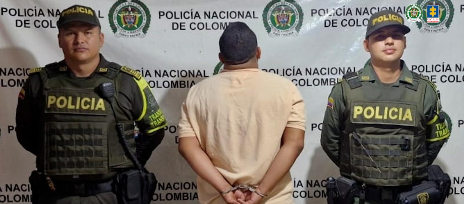 Junto al integrante de la UNP fue capturado un adolescente.