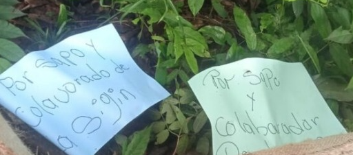 Al lado de sus cuerpos les dejaron un que decía “Por sapo y colaborador de la Sijín”.