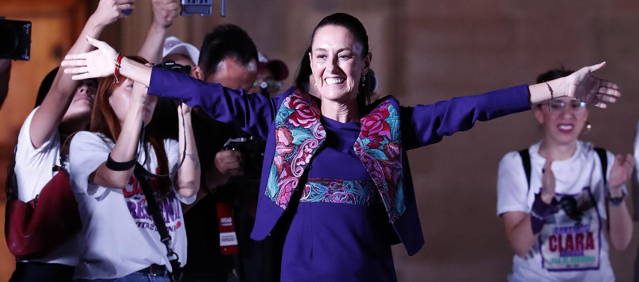  Claudia Sheinbaum, ganadora de la elección, saluda a simpatizantes