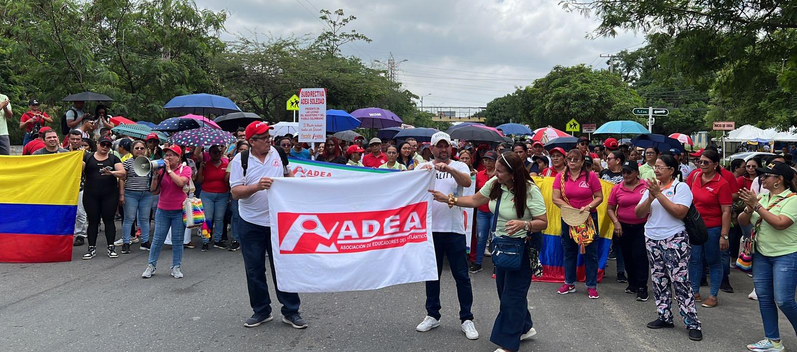 Bloqueos intermitentes de docentes en la calle 30