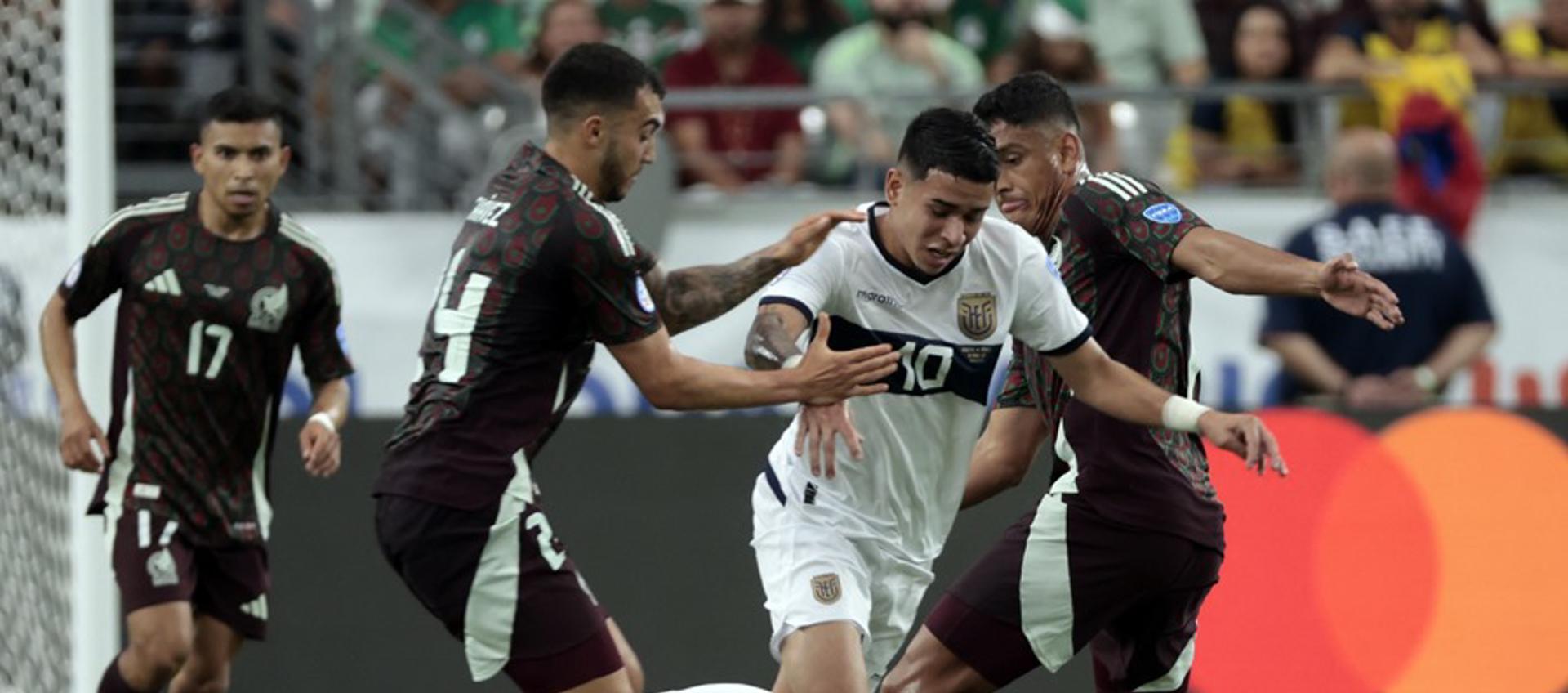 Aspecto del partido entre Ecuador y México. 