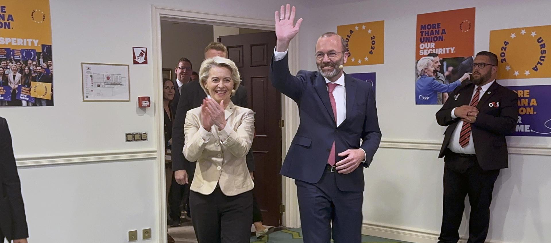 La presidenta de la Comisión Europea y candidata del PPE, Ursula von der Leyen, junto al presidente del partido Manfred Weber.