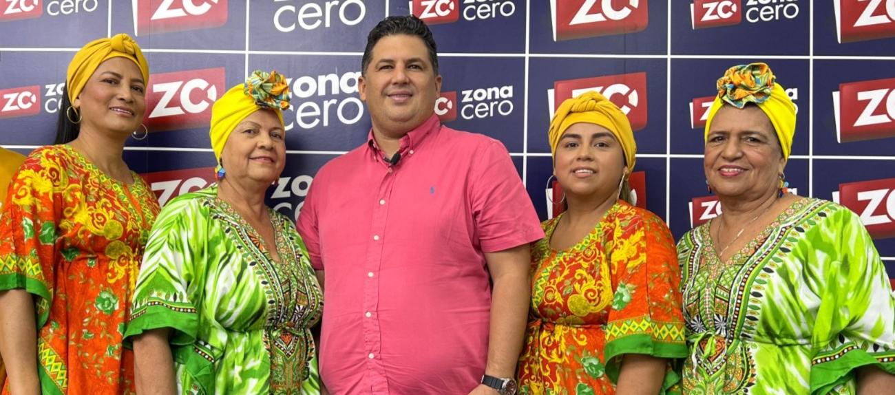 El alcalde de Baranoa Edinson Palma Jiménez acompañado de cuatro matronas.