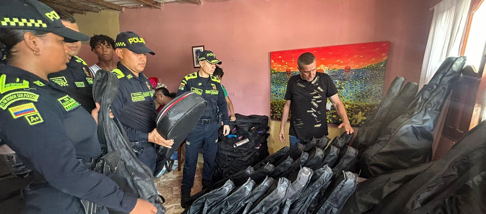 Las guitarras han sido entregadas a la Policía Metropolitana de Santa Marta.