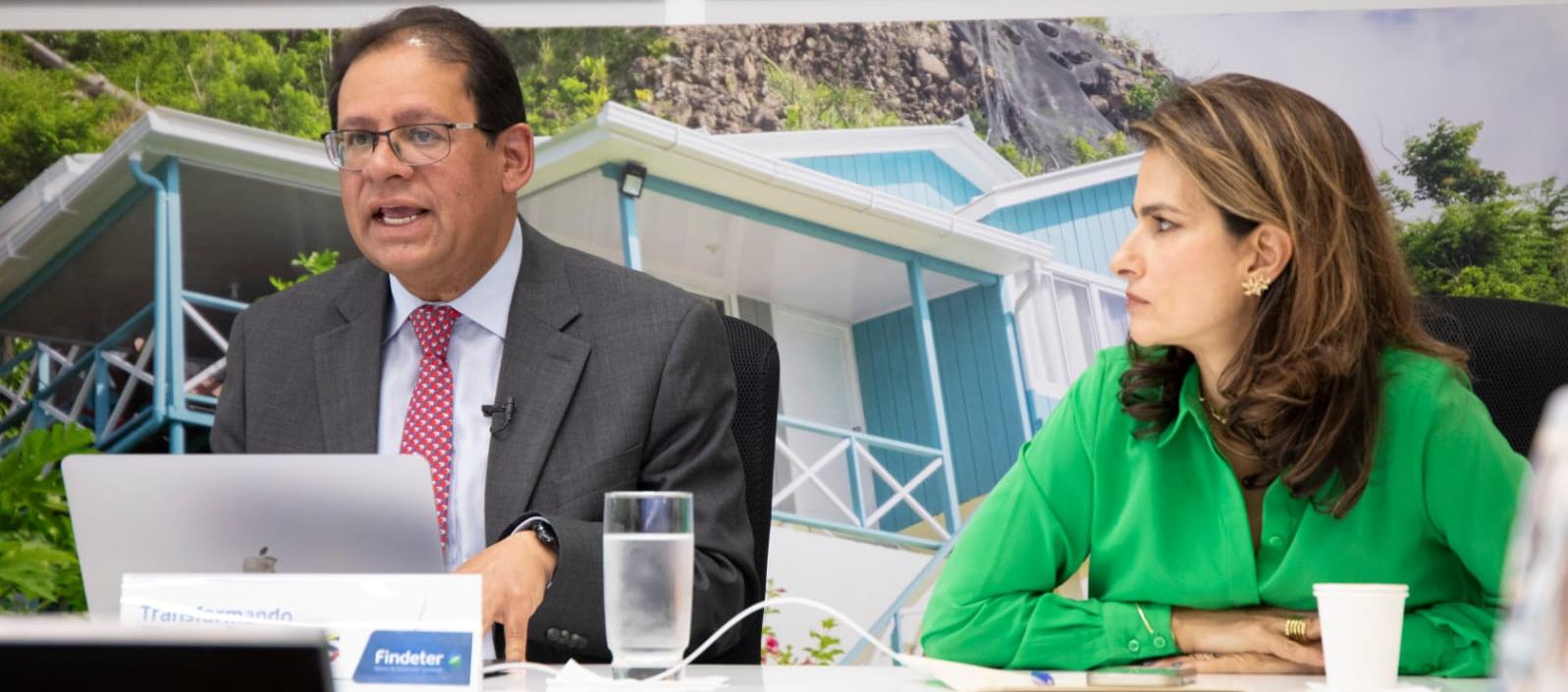 Gustavo Marulanda, Director General Instituto Geográfico Agustín Codazzi y  María Amparo Arango, Vicepresidenta Comercial de Findeter.