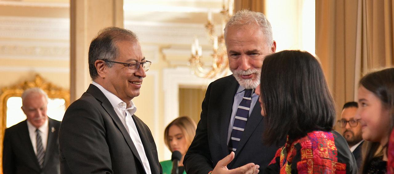 Gustavo Petro y el Canciller palestino Riyad Al-Malki.