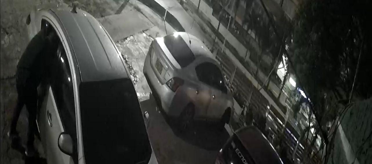 Hombre robando pertenencias que estaban en un vehículo. 