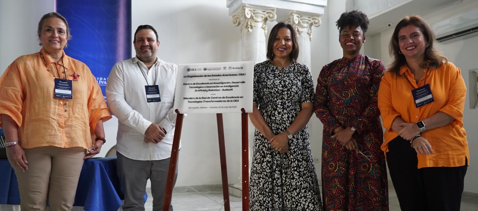 Ana Lucía Caicedo, viceministra de Conocimiento, Innovación y Productividad y Paola Amar, secretaria de Educación Distrital, entre otros