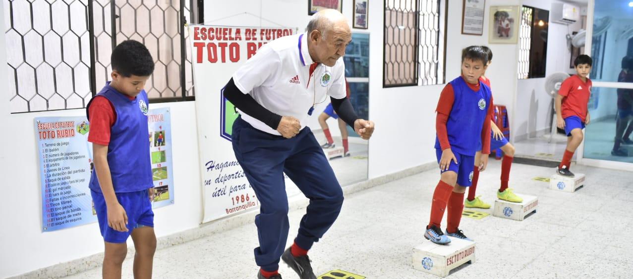 Jesús 'Toto' Rubio, en plena labor con los niños de su escuela, en el inmueble entregado por la SAE.