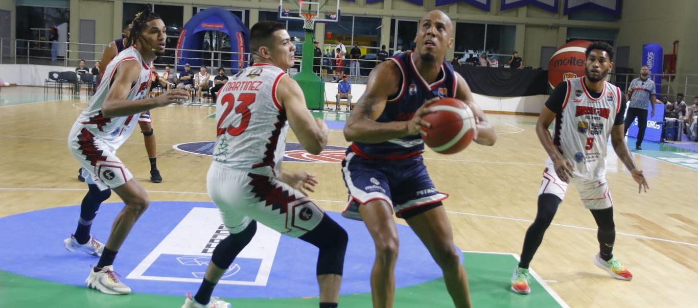 El panameño Ernesto Oglivie, de Titanes, fue el Jugador Más Valioso del partido.