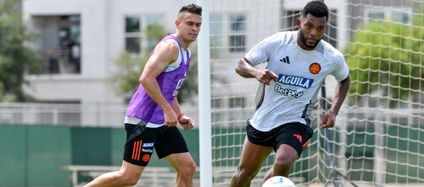 Miguel Borja y Rafael Santos Borré durante el entrenamiento de la Selección Colombia el sábado.