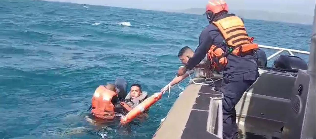 Rescate de embarcación "Rachete 21" frente a Puerto Velero