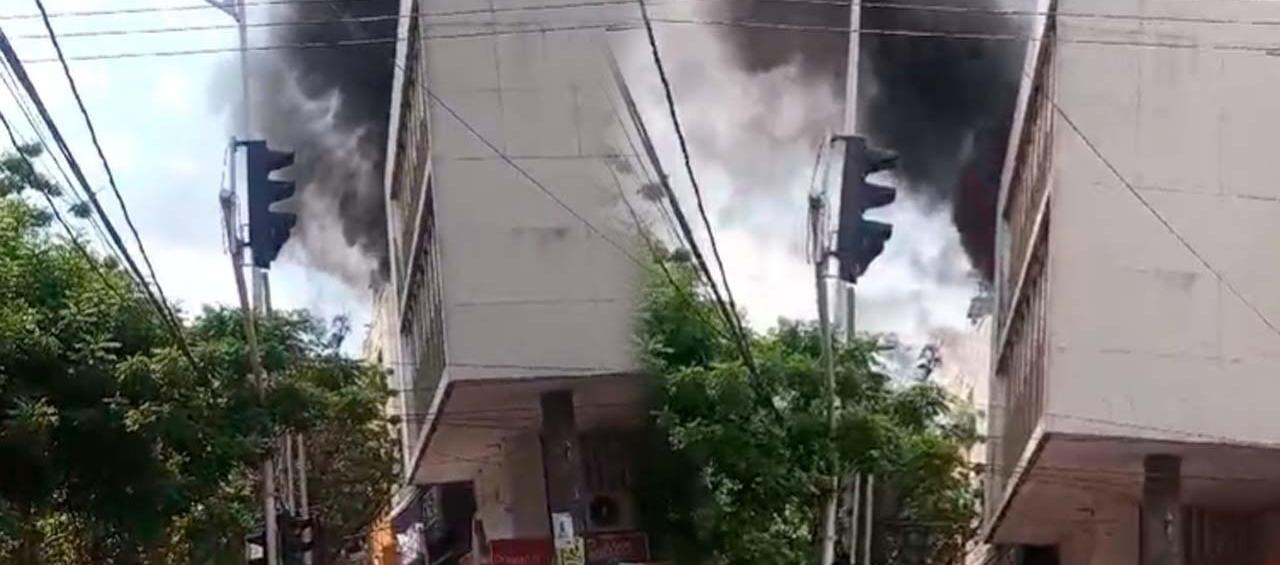 La conflagración se registró frente al edificio de la Alcaldía de Barranquilla. 