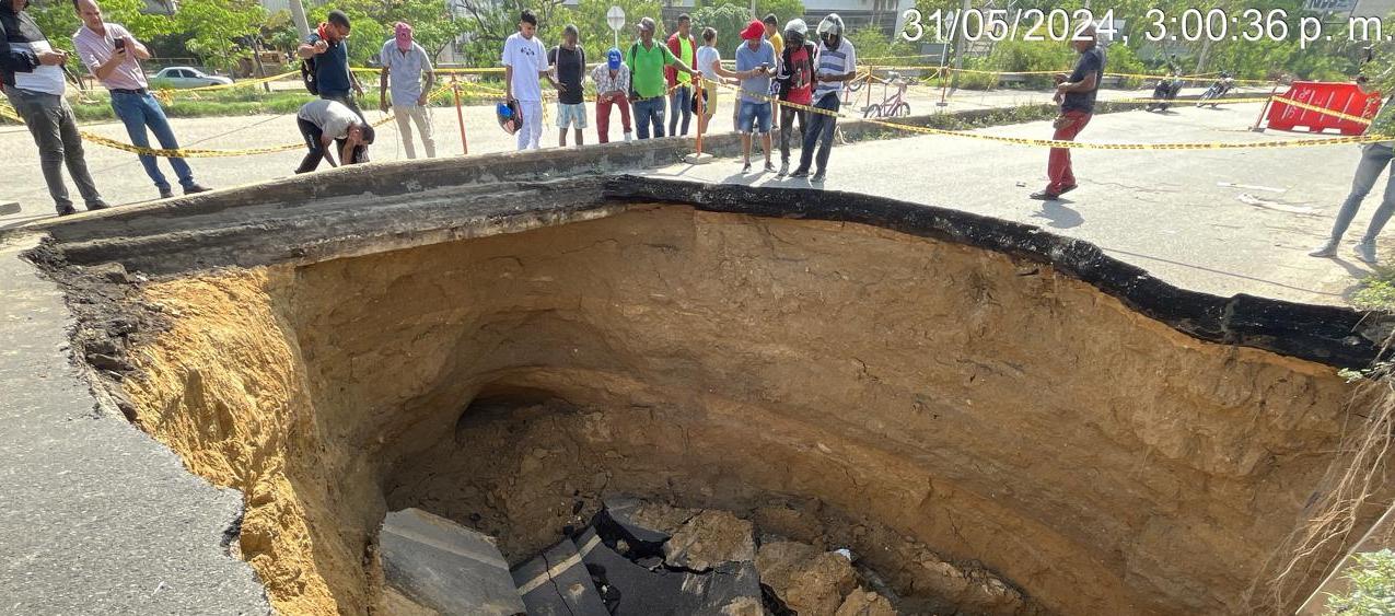 Cráter que se generó por colapso en sector del puente.