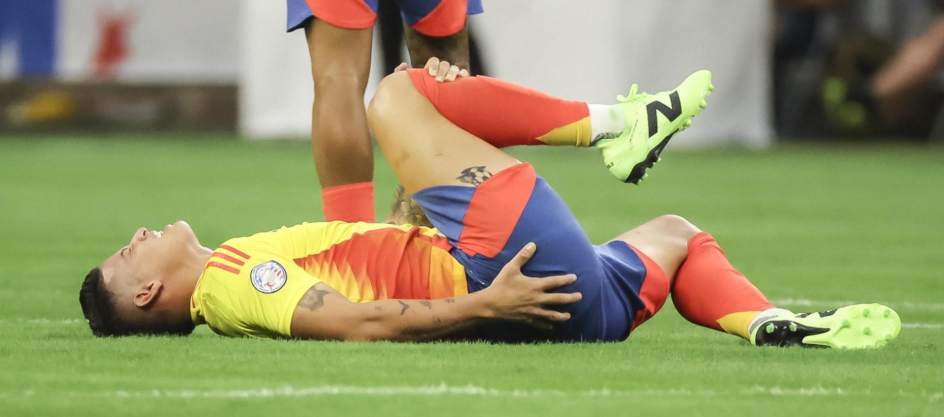 James Rodríguez  al quejarse de un golpe que recibió durante el partido contra Paraguay. 