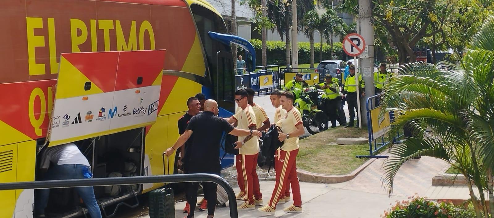 James y otros jugadores a punto de subirse en el bus.