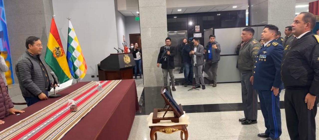 El Presidente de Bolivia, Luis Arce, luego de posesionar a la nueva cúpula militar