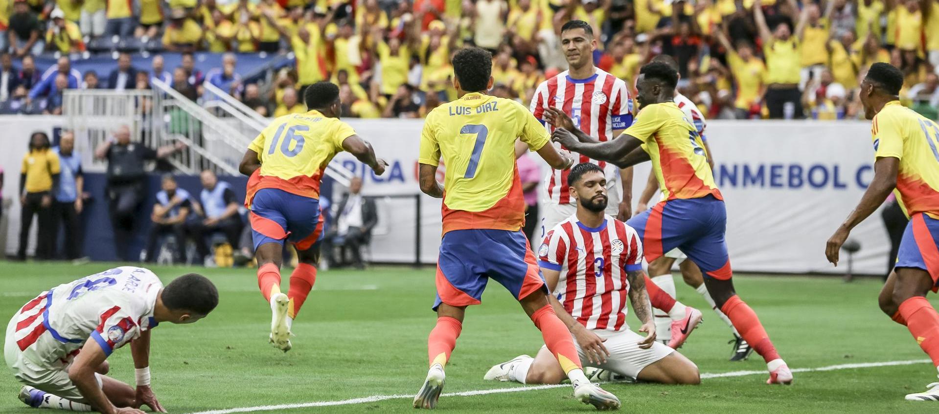 Luis Díaz (7) de espalda, en una acción de juego