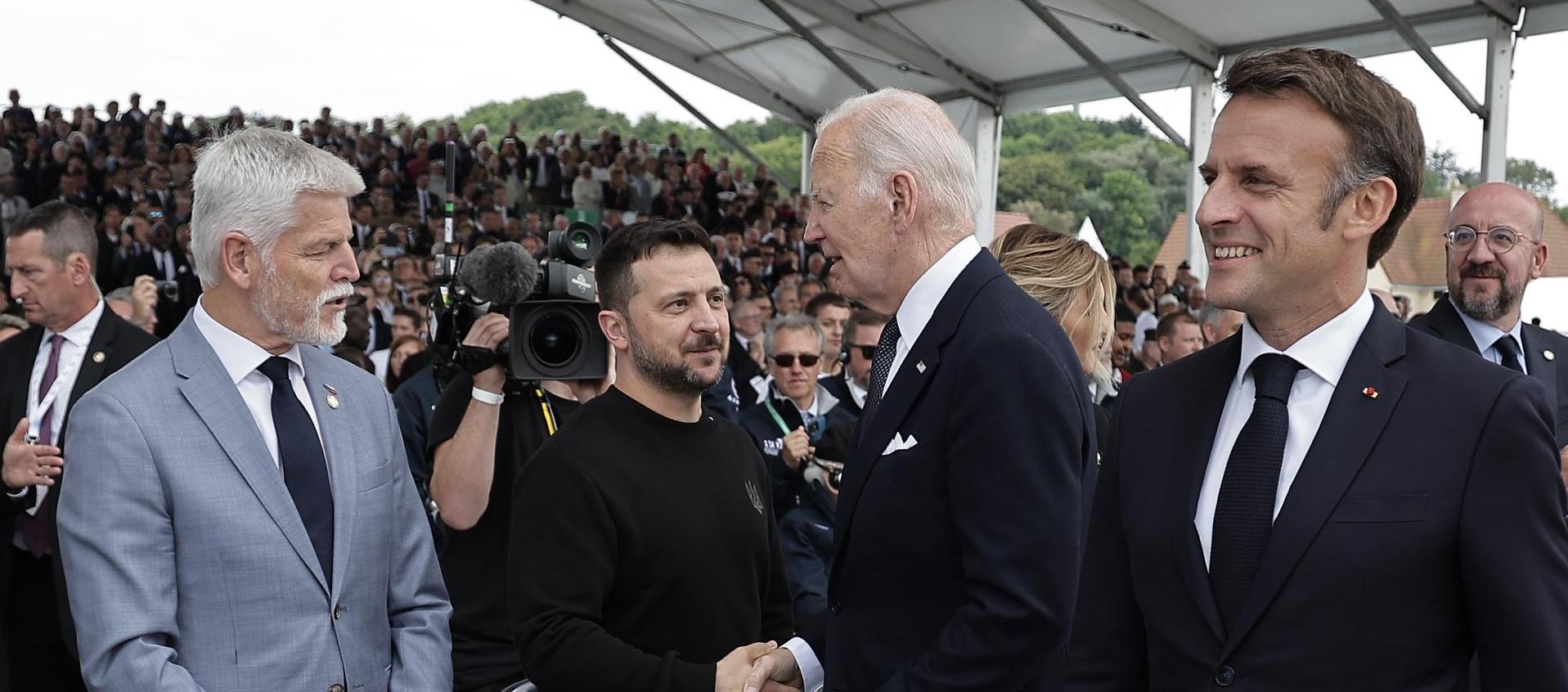 Los presidentes de Ucrania, Volodímir Zelenski; Estados Unidos, Joe Biden, y Francia, Emmanuel Macron, en la ceremonia. 