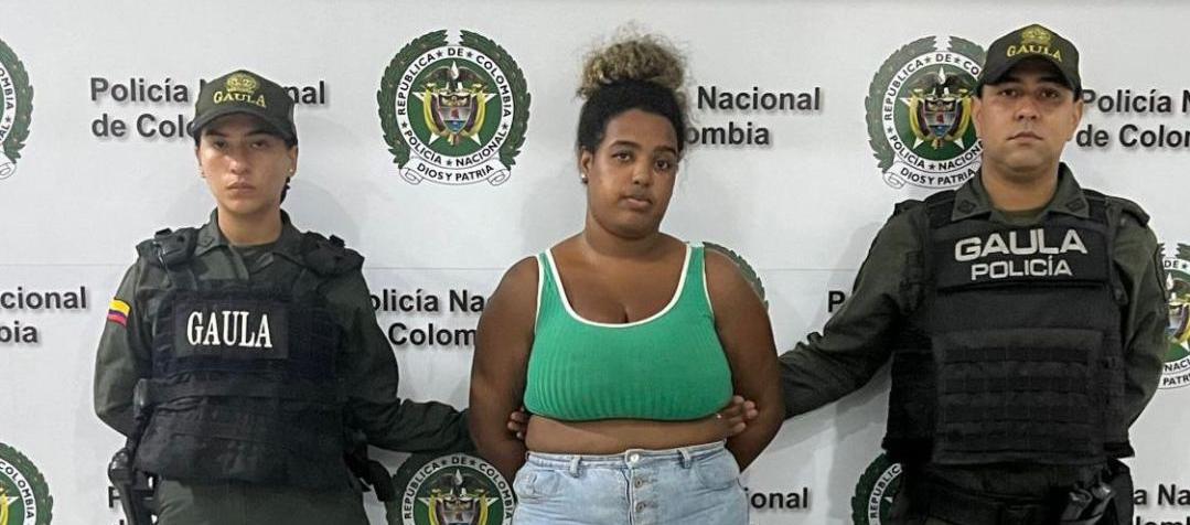 Mujer capturada por extorsión.